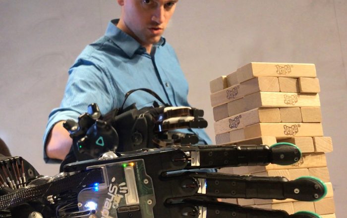 La mano robotica con il senso del tatto per percepire oggetti delicati da remoto